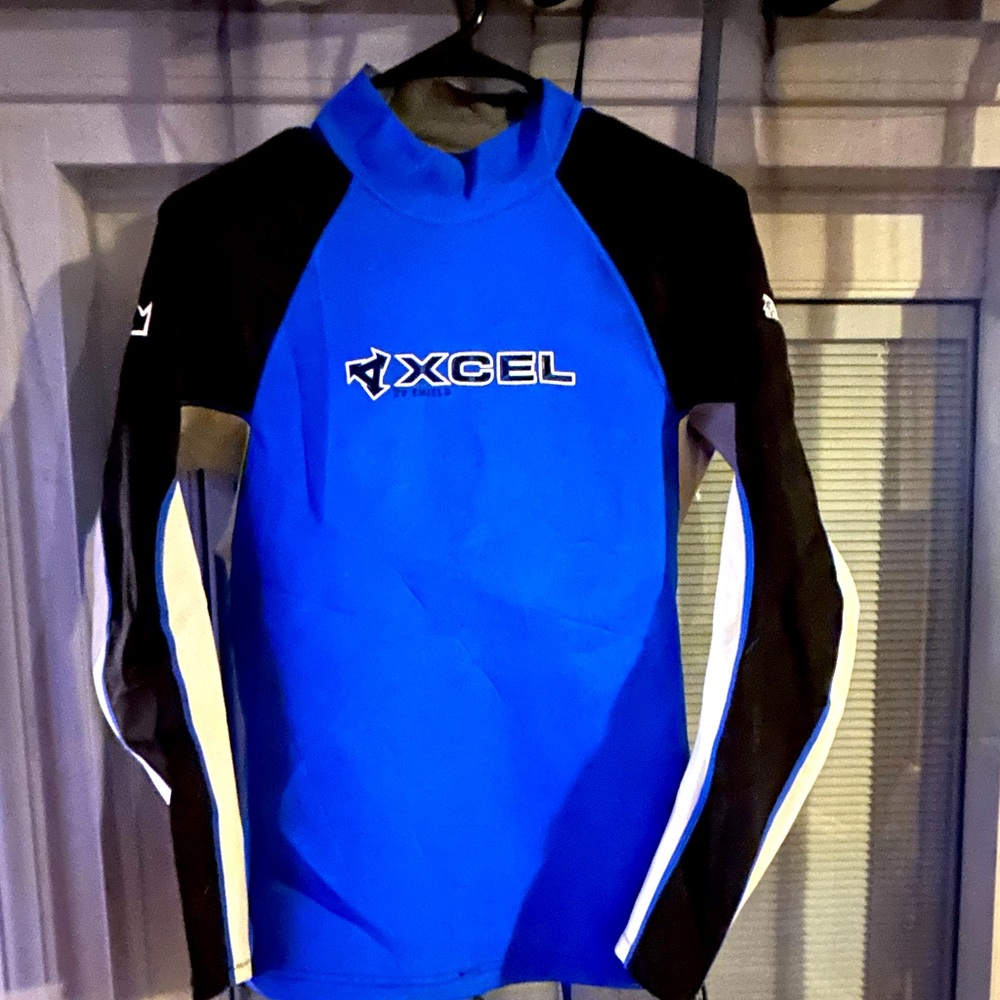 Xcel boys Wetsuit tops (2)
